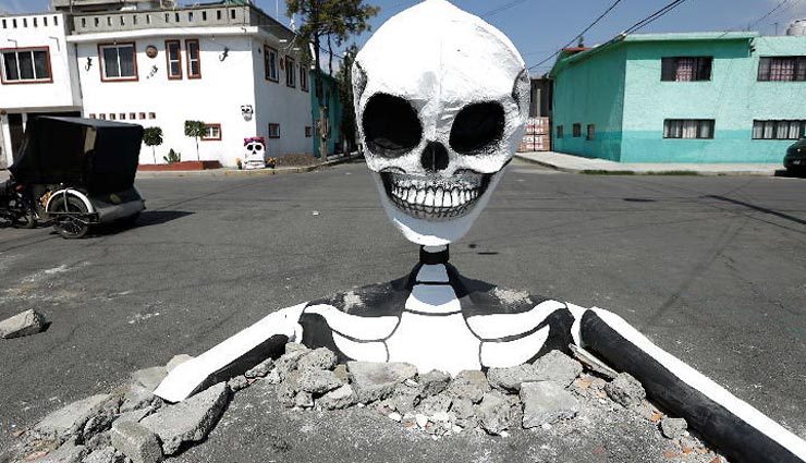 weird news in hindi,mexico,dead giant skeleton,road ,मुर्दों का दिन