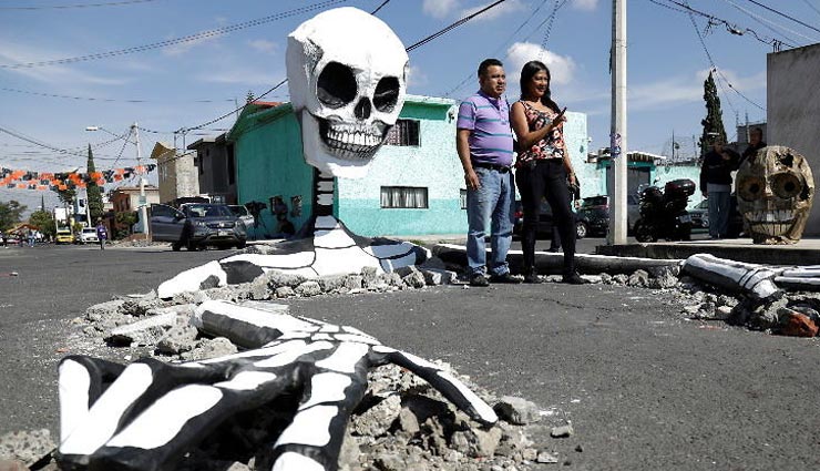 weird news in hindi,mexico,dead giant skeleton,road