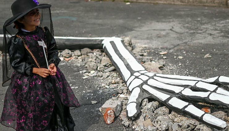 weird news in hindi,mexico,dead giant skeleton,road