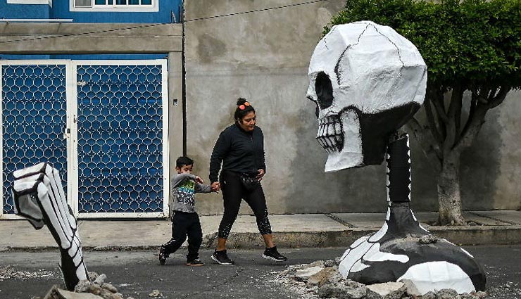 weird news in hindi,mexico,dead giant skeleton,road