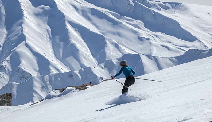 skiing in jammu and kashmir,pahalgam skiing,gulmarg skiing,sonamarg skiing,pulwama skiing,best skiing spots in kashmir,skiing season in kashmir,ski resorts in jammu and kashmir,adventure activities in kashmir