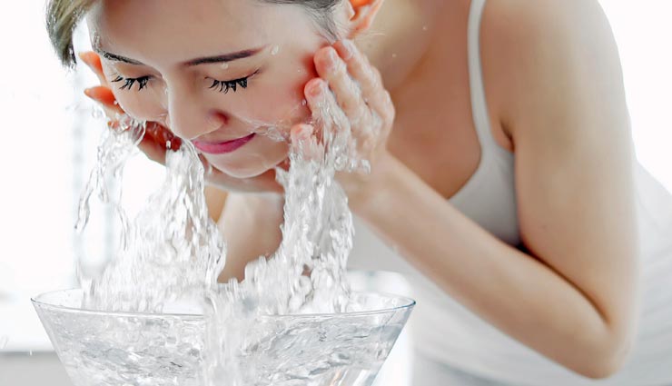 कहीं आपकी त्वचा ना खो दे रंगत, संभलकर करें इन 5 चीजों का इस्तेमाल