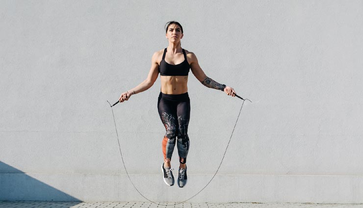 सेहत बनाने का सबसे सस्ता तरीका हैं रस्सी कूदना, जानें इससे मिलने वाले फायदे 