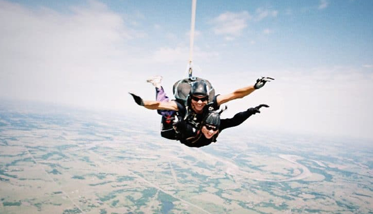 6 Most Amazing Places for Sky Diving in India