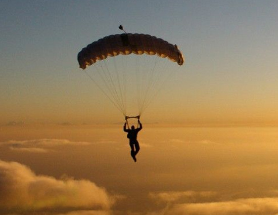 दुनिया के 5 खूबसूरत स्काइडाइविंग स्थान