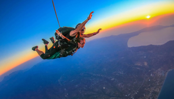 5 Places To Enjoy Sky Diving in India