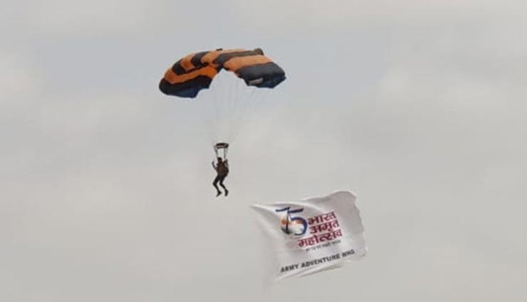 जैसलमेर : स्वतंत्रता दिवस के मौके पर 10 हजार फीट ऊंचाई से तीनों सेनाओं के 75 स्काईडाइवर्स ने लगाई रोमांच भरी छलांग