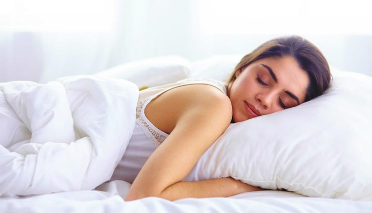 कई लोगों को क्यों नहीं आती बिना चादर ओढ़े नींद? यहां जानें इसका रहस्य