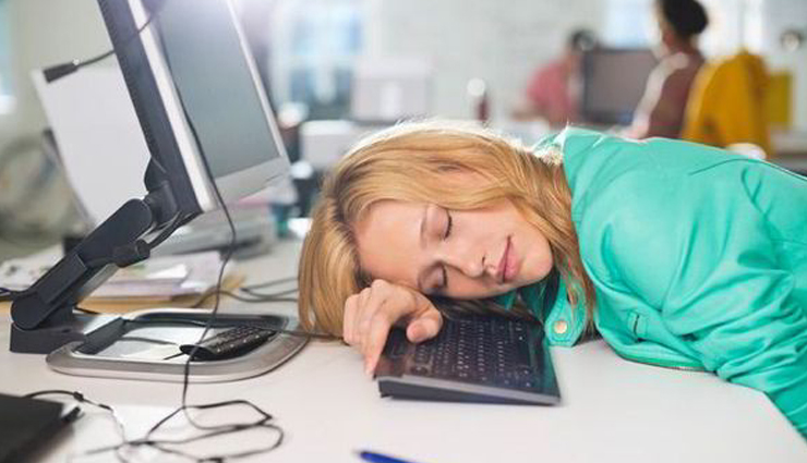 क्या आपको भी आने लगती हैं ऑफिस वर्क के दौरान नींद, इन 7 तरीकों से खुद को रखें फ्रेश
