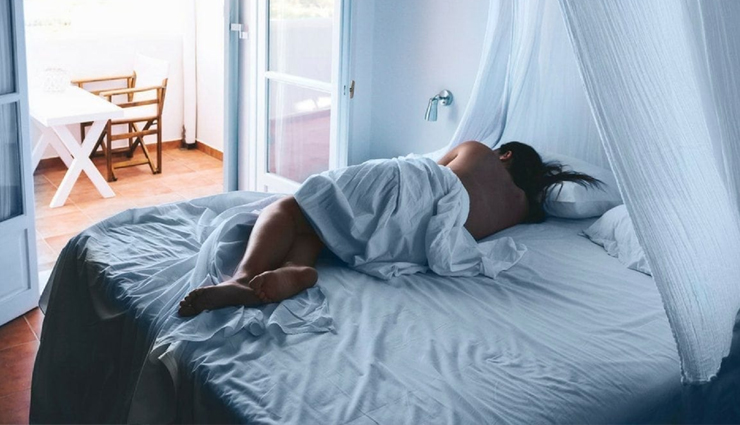 7 Health Benefits of Sleeping Naked