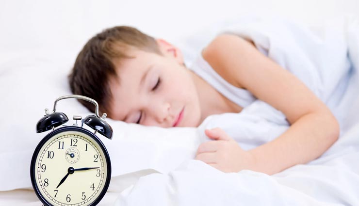 सोते समय कभी ना रखें अपने सिरहाने ये 5 चीजें, होगा सेहत और भाग्य पर बुरा असर