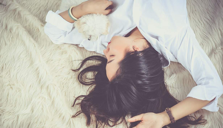 8 Health Benefits of Sleeping Without a Pillow