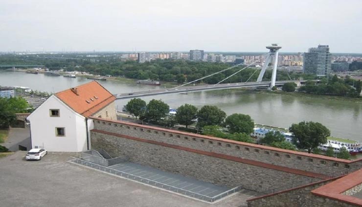 दो देशों की सीमाओं से सटी हुई इस देश की राजधानी, जानें कई अन्य रोचक बातें