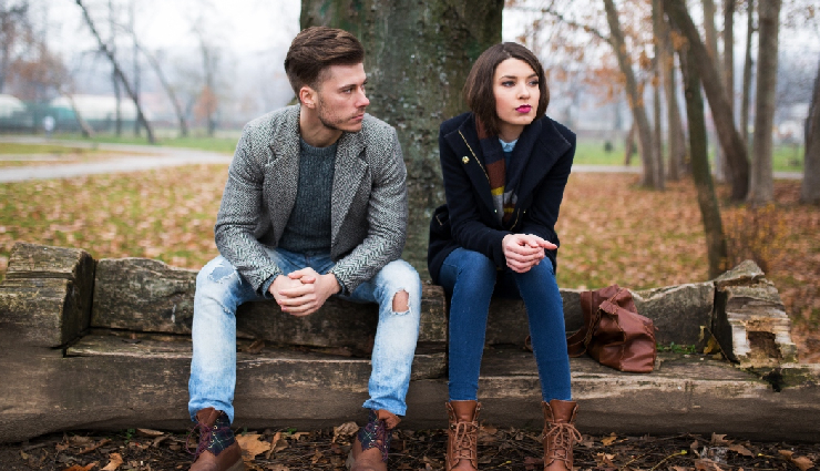 slow moving relationship signs,relationship communication frequency,reluctance to commit in relationships,emotional intimacy stagnation,disparity in relationship expectations,lack of shared experiences,infrequent discussions about feelings,minimal relationship investment,integration into partner life,relationship trajectory discussions