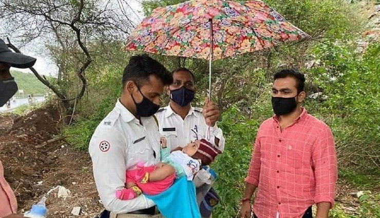 सड़क किनारे कांटों के बीच पड़ी रो रही थी 5 महीने की बच्ची, पुलिस ने बचाई जान
