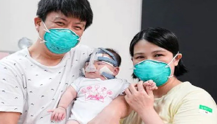 घर लौटी दुनिया की सबसे छोटी बच्ची, जन्म के वक्त सेब जितना था वजन singapore,smallest girl,premature baby,china,singapore