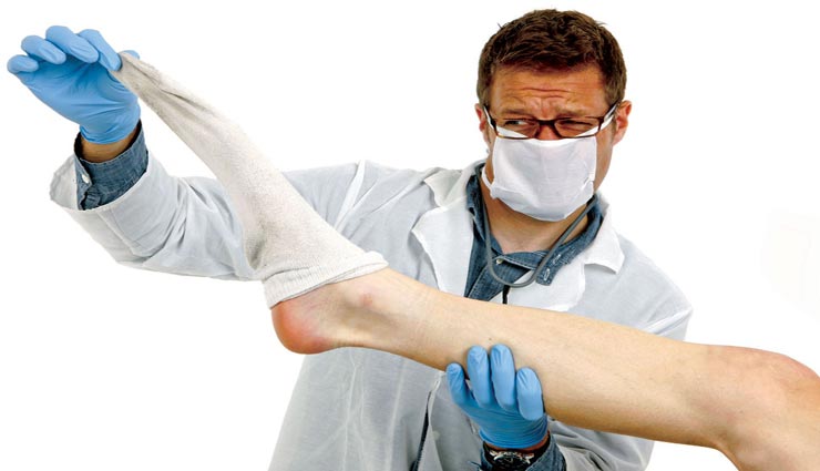 आपके पैरों की बदबू कर रही है दूसरों को परेशान, इन उपायों की मदद से पाए छुटकारा