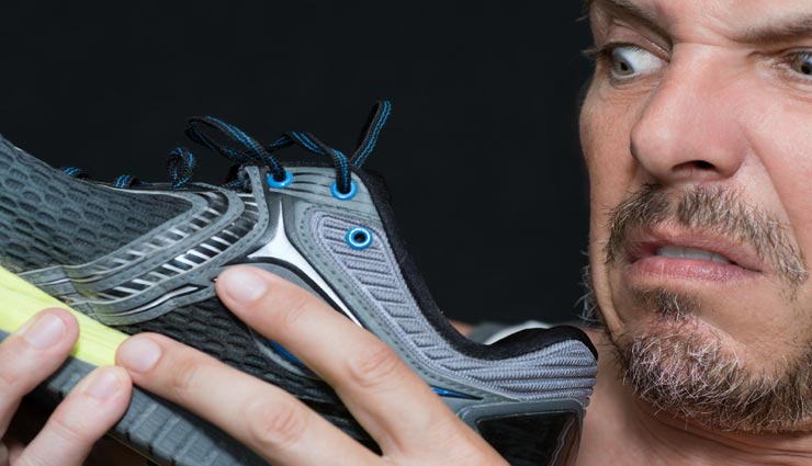 जूतों से आती बदबू कर रही है आपको शर्मिंदा, ले इन उपायों की मदद homr tips,smell of shoes,measures to relieve the smell of shoes,home remedies