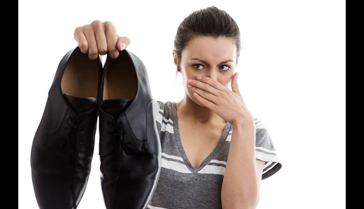 smell of shoes,tips to remove smell of  shoes,household tips. home decor,shoe smell ,जूतों की बदबू से ना खोने दें अपने घर की महक, हाउसहोल्ड टिप्स 