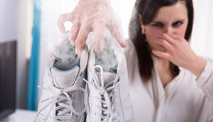 बदबूदार जूते बनते है  झुंझलाहट और शर्मिंदगी का कारण, इन उपायों की मदद से पाए इन से निजात