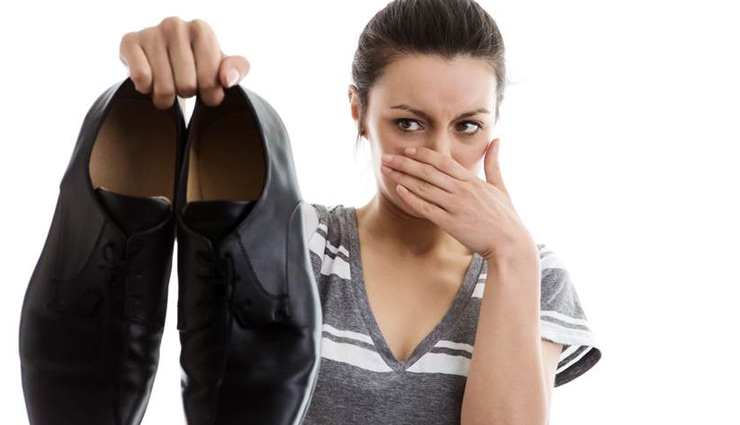 जूतों कि बदबू कर सकती है आपको शर्मिंदा, इन तरीकों कि मदद से करें इसे दूर 