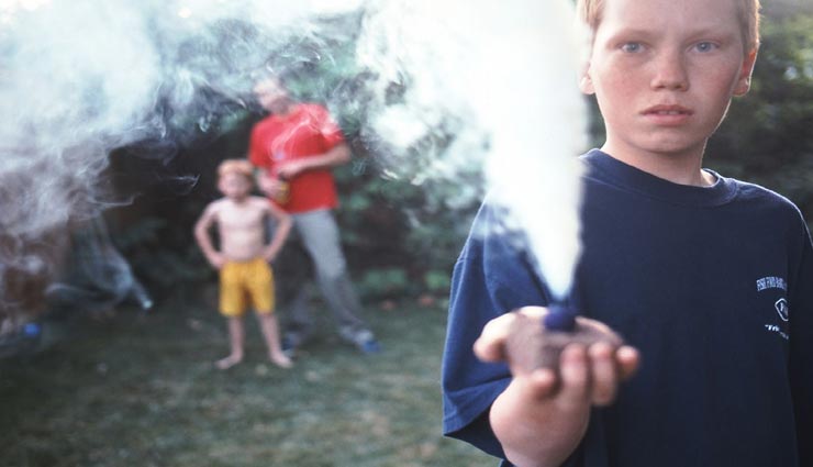 आपके आंखों की रोशनी छीन सकते है पटाखे, ये सावधानियां रखेंगी आपको सुरक्षित Health tips,health tips in hindi,crackers smoke harm eyes,precautions during crackers,diwlai special