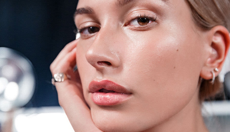 rubbing ice cubes,rubbing ice cubes on face,rubbing ice cubes benefits,rubbing ice benefits,beauty,beauty hacks,beauty treatment