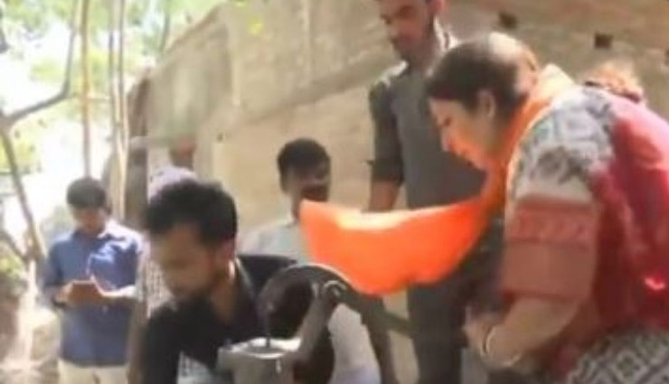 'फायर ब्रिगेड' अवतार में दिखी स्मृति ईरानी, खेत में लगी आग बुझाने के लिए खुद ही संभाला मोर्चा, देखें वीडियो