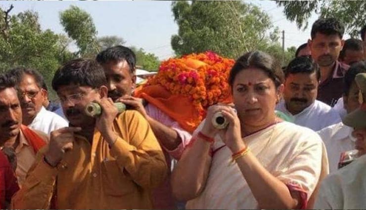 अमेठी हत्याकांड: स्मृति ने सुरेंद्र सिंह की अ‍र्थी को दिया कांधा, कहा- दोषियों को कड़ी से कड़ी सजा मिलेगी