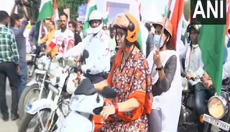 आजादी की 75वीं वर्षगांठ:  सांसदों ने  मोटरसाइकिलों पर निकाली तिरंगा यात्रा, स्कूटी चलाती नजर आईं स्मृति ईरानी