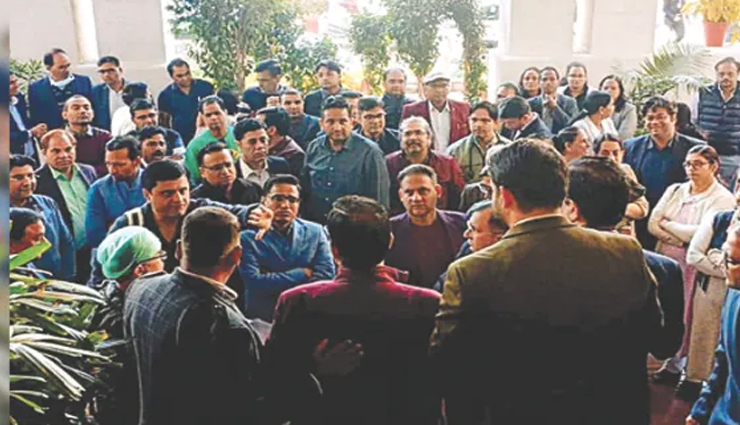 SMS मेडिकल कॉलेज टीचर्स में DVCP को लेकर आक्रोश, अस्पताल में किया प्रदर्शन