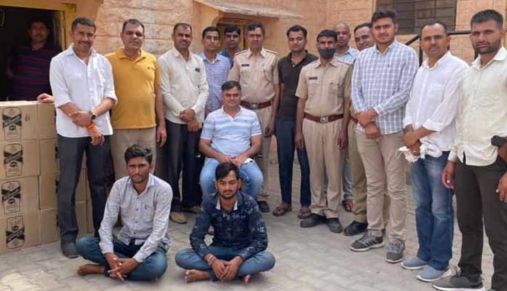 जोधपुर : अवैध शराब के खिलाफ पुलिस की कारवाई, चारे के नीचे छिपे थे कर्टन 