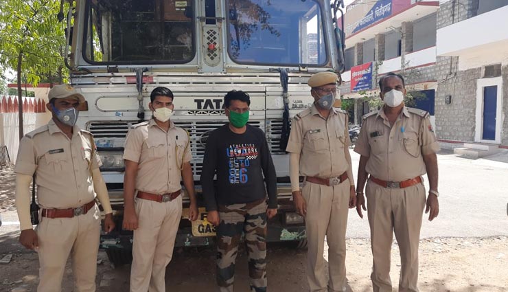 चित्तौड़गढ़ : गेहूं की आड़ में हो रही थी डोडा चूरा की तस्करी, पुलिस ने ट्रक से जब्त किया 157 किलो माल