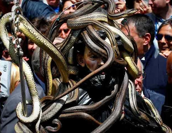अनोखा फेस्टिवल जिसमे लोग जहरीले सापों के साथ खेलते हैं