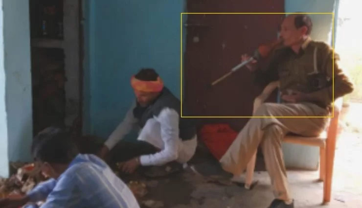 उत्तर प्रदेश : थाने में घुसा कोबरा सांप, पुलिसकर्मी को बजानी पड़ी बीन