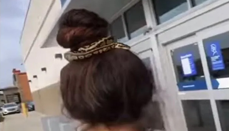 बालों में 'सांप' बांधकर शॉपिंग करने निकली महिला, देखें वीडियो