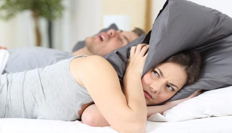 क्या आप भी हैं पार्टनर के खर्राटों से परेशान, इन घरेलू नुस्खों से पाए आराम