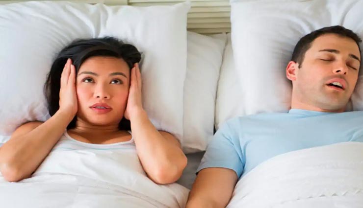 आपके खर्राटों से परेशान होता हैं आपका पार्टनर, ले इन योग की मदद