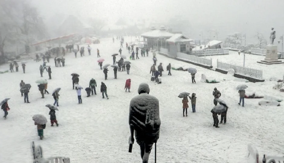पहाड़ों पर बर्फीला कहर: हिमाचल में 535 सड़कें ठप, मनाली-शिमला में ट्रैफिक जाम; श्रीनगर एयरपोर्ट से उड़ानें रद्द