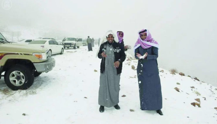 snowfall,snowfall in saudi arabia,saudi arabia snowfall,werid news in hindi ,रेगिस्तान में हुई बर्फबारी