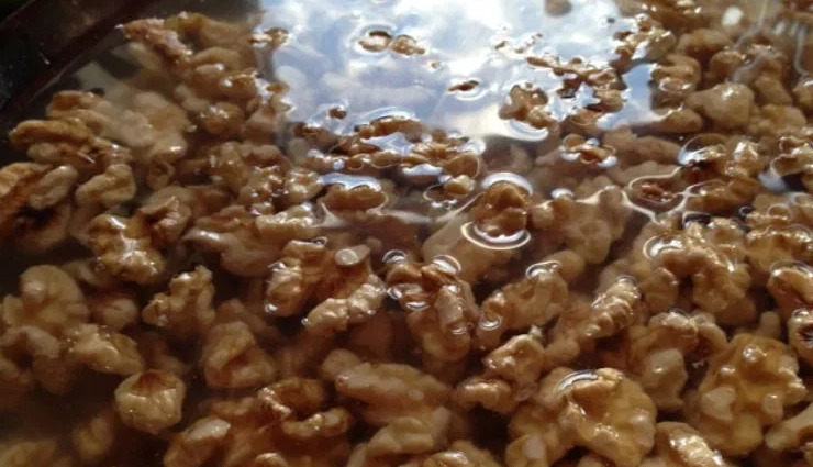 9 Amazing Health Benefits of Eating Soaked Walnuts