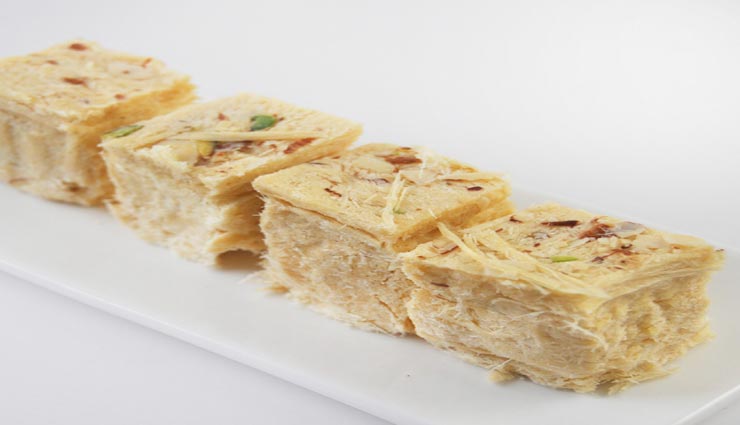 दिवाली स्पेशल: घर पर ही बनाए 'सोन पापड़ी', घोलेगी त्योहार पर मिठास #Recipe