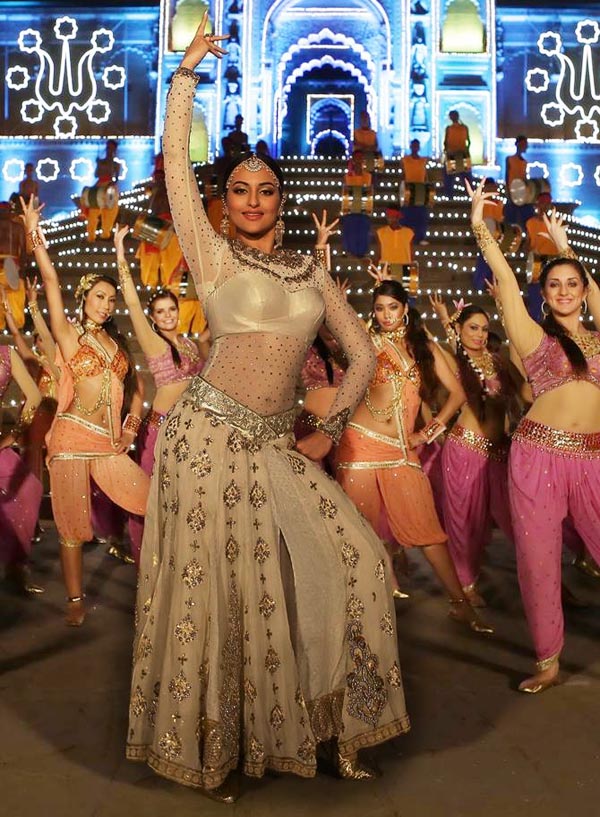 बॉलीवुड के सबसे महंगे कॉस्टयूम जिन्होंने बढ़ाया फिल्मो का बजट most expensive costume in bollywood movies,ra one,tevar,kambakkht ishq,devdas,krish 3,bollywood,gossips,entertainment