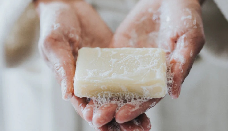 sharing beauty products,is it safe to share lipstick,infections from sharing makeup,dangers of sharing lip gloss,beauty product hygiene,makeup sharing risks,why not to share cosmetics,contagious diseases from cosmetics,avoid sharing makeup,skin infections from beauty products