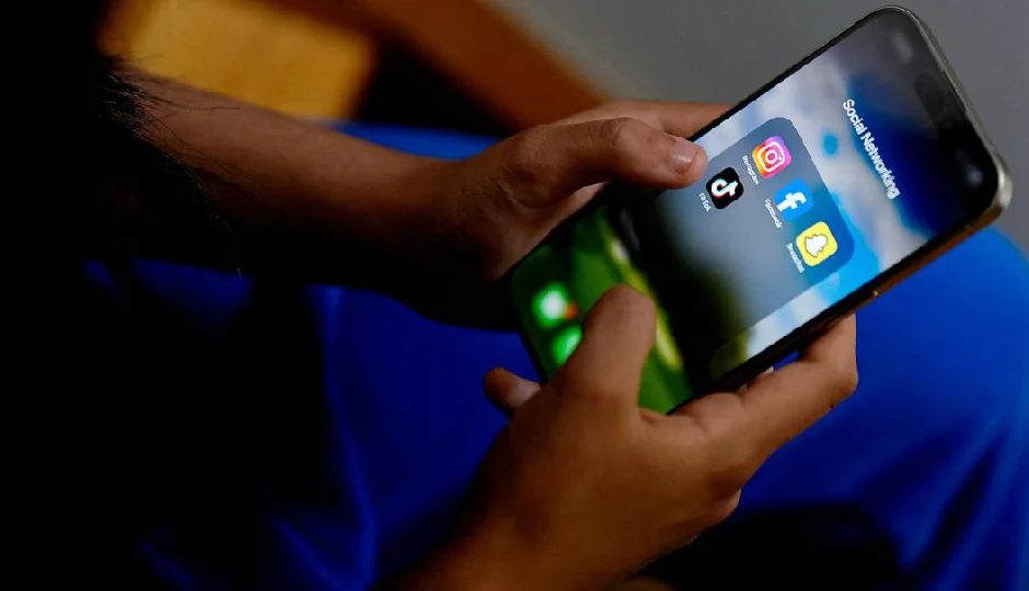 'अब कर्नाटक में 16 साल से कम उम्र के बच्चे नहीं चला पाएंगे सोशल मीडिया', सिद्धारमैया सरकार ने लिया बड़ा निर्णय