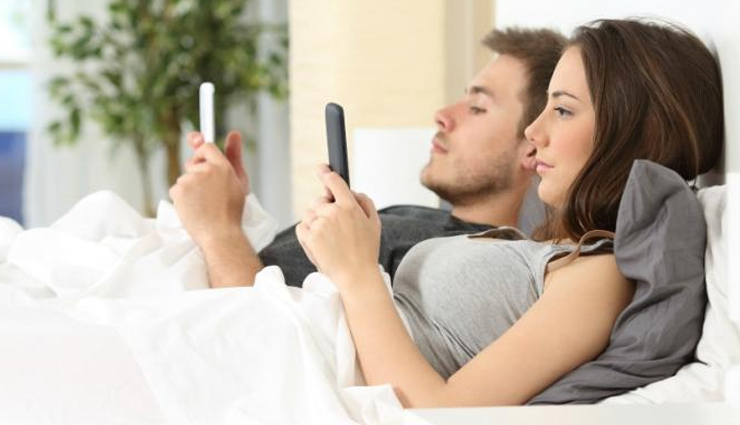 social media habits,habits ruining relationship,relationship tips,couple tips,dating tips