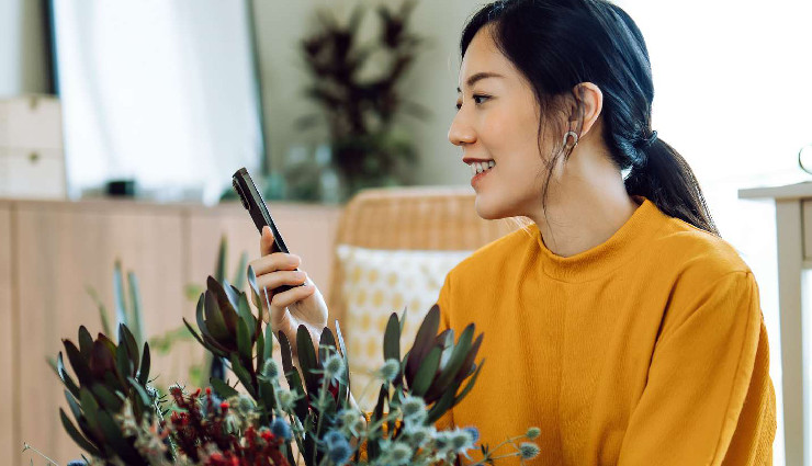 long-distance relationship tips,making long-distance partner feel special,romantic ideas for long-distance,handwritten letters,surprise emails,thoughtful gifts,video dates,maintaining long-distance relationship,keeping romance alive,long-distance relationship advice