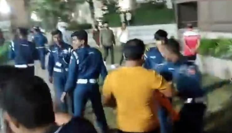 चुनाव को लेकर नोएडा की एक सोसायटी में हंगामा,  रेजिडेंट और गार्ड्स आपस में भिड़े