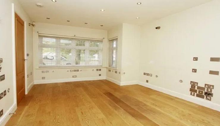 बाहर से आलिशान दिखने वाले इस घर के अंदर का नजारा चौकाने वाला, लोगों ने किए रोचक कमेंट्स weird news,weird home,luxury house,enough plug sockets in house,house of sockets