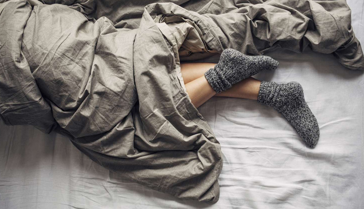 ना करें सर्दियों में मोजे पहनकर सोने की गलती, आ सकती हैं ये समस्याएं
